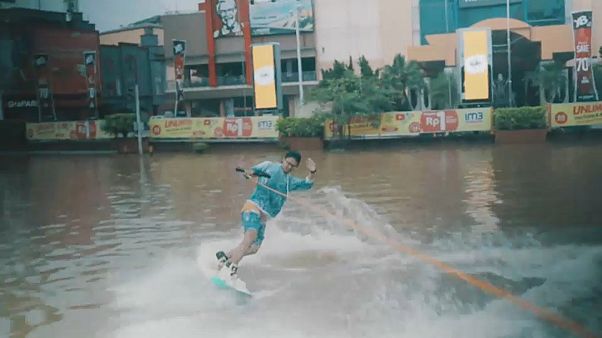 Wakeboard para protestar contra inundações Wakeboard para protestar contra inundações