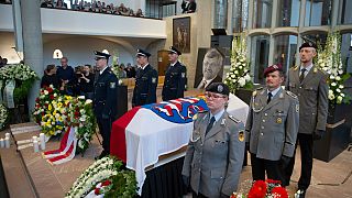 مراسم تشییع پیکر والتر لوبکه، نماینده و فرماندار شهر کاسل آلمان که در منزلش کشته شد