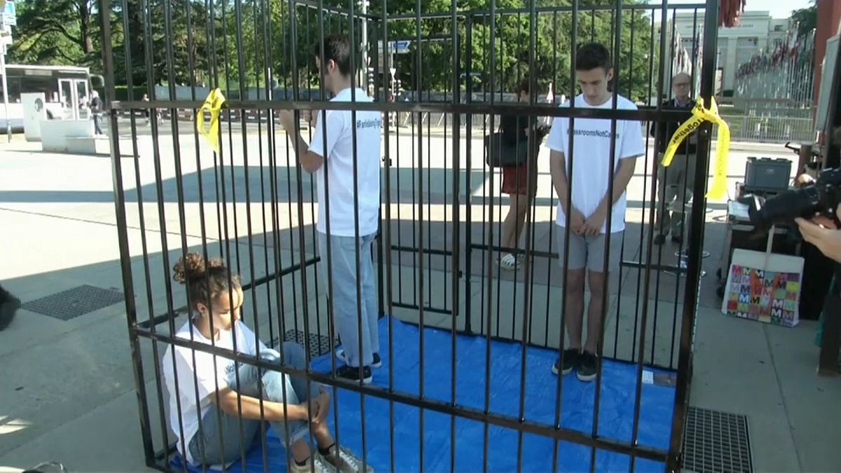 Des adolescents en cage pour dénoncer le traitement réservé aux migrants