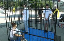 Des adolescents en cage pour dénoncer le traitement réservé aux migrants