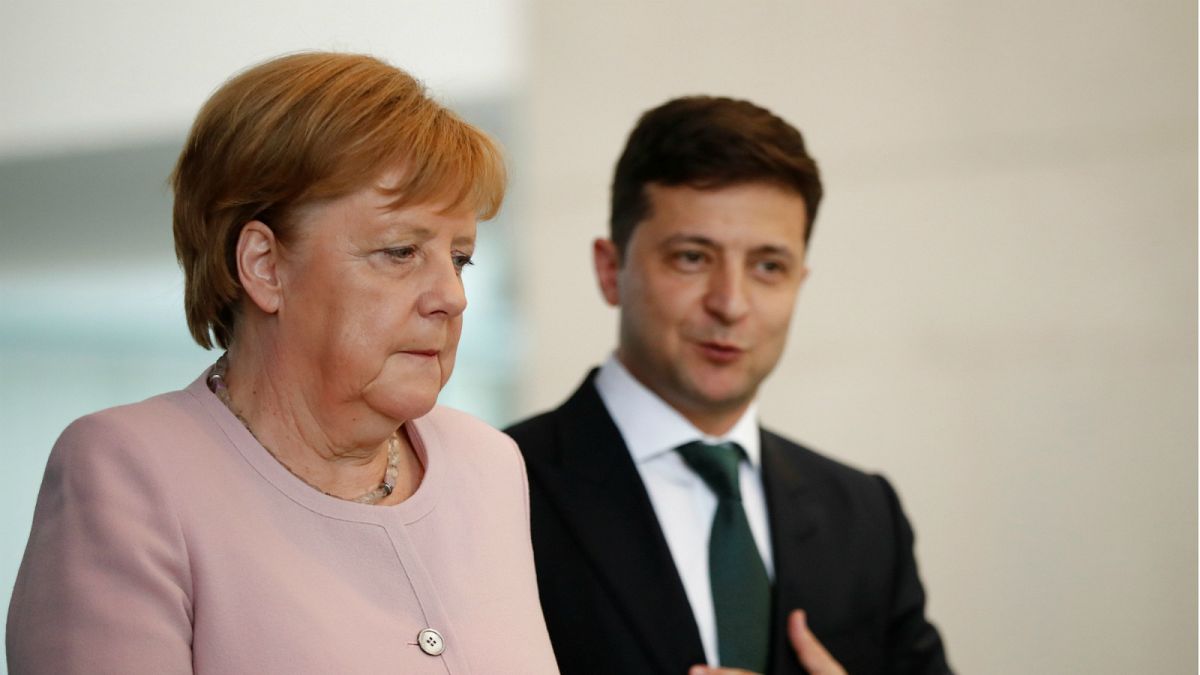 Video | Almanya Başbakanı Merkel resmi törende titrerken ayakta durmakta zorlandı