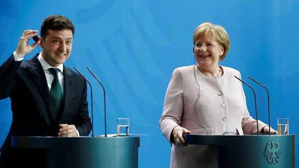 Antrittsbesuch: Merkel ignoriert Forderung von Selenskyj Antrittsbesuch: Merkel ignoriert Forderung von Selenskyj