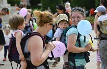 A Születés hete nevű programsorozat nyitányaként tartott flashmob (villámcsődület) a debreceni Kossuth téren 2017. június 12-én