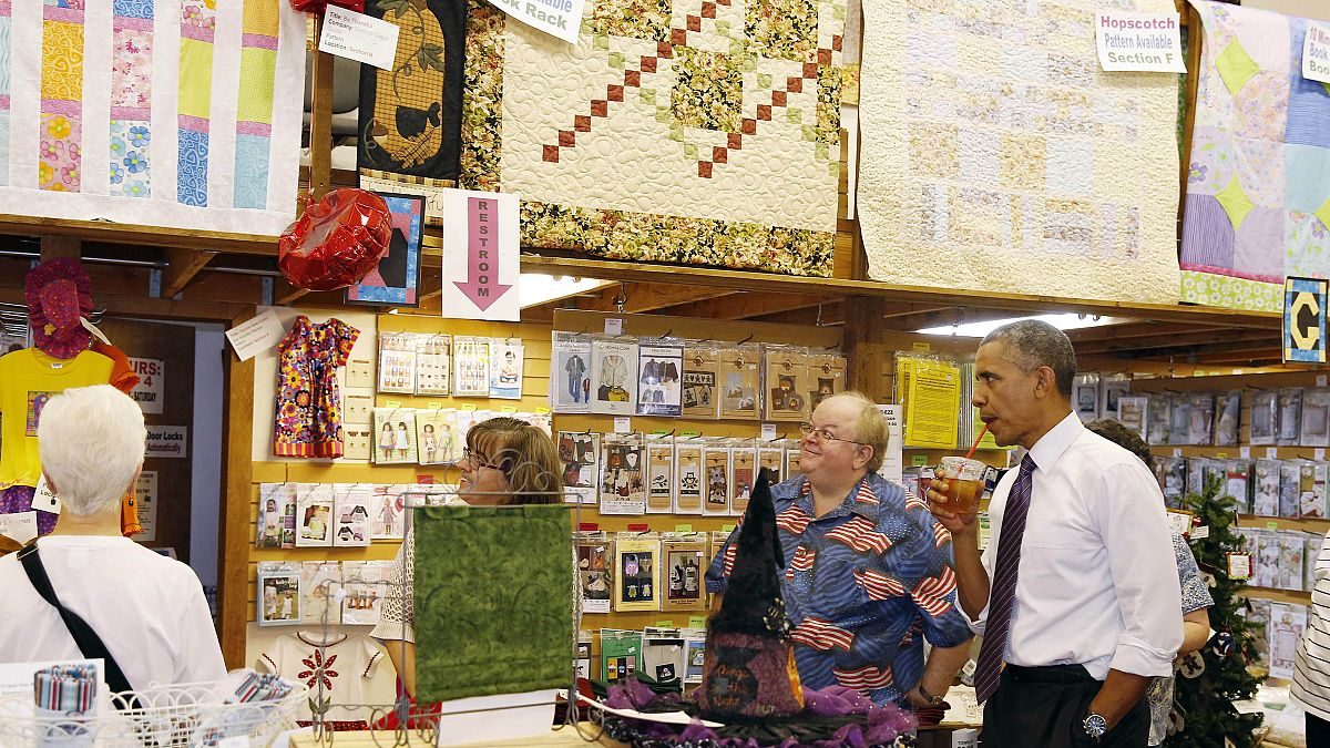الرئيس الأميركي الأسبق باراك اوباما يرشف الشاي المثلج بأحد المحلات بولاية ميزوري. تموز/2014