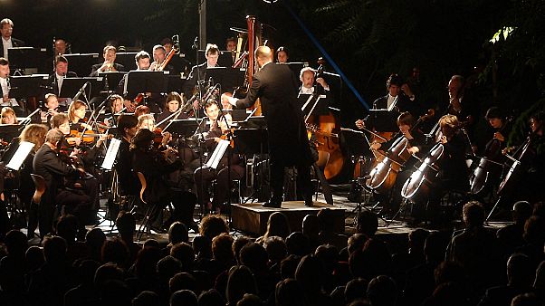 A MÁV Szimfonikus Zenekar hangversenye 2005 július 6-án este a Fővárosi Állat- és Növénykertben. A MÁV Szimfonikus Zenekar hangversenye 2005 július 6-án este a Fővárosi Állat- és Növénykertben.