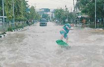 Viral auf Insta statt Protest: Wakeboarden durchs Hochwasser
