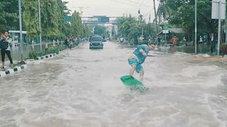 Viral auf Insta statt Protest: Wakeboarden durchs Hochwasser