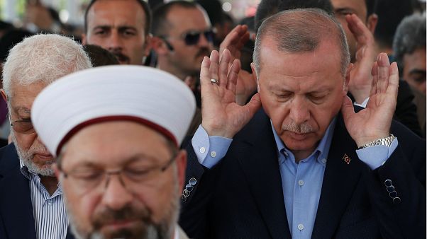 اردوغان پس از اقامه نماز میت غیابی: مُرسی به مرگ طبیعی نمرده است اردوغان پس از اقامه نماز میت غیابی: مُرسی به مرگ طبیعی نمرده است