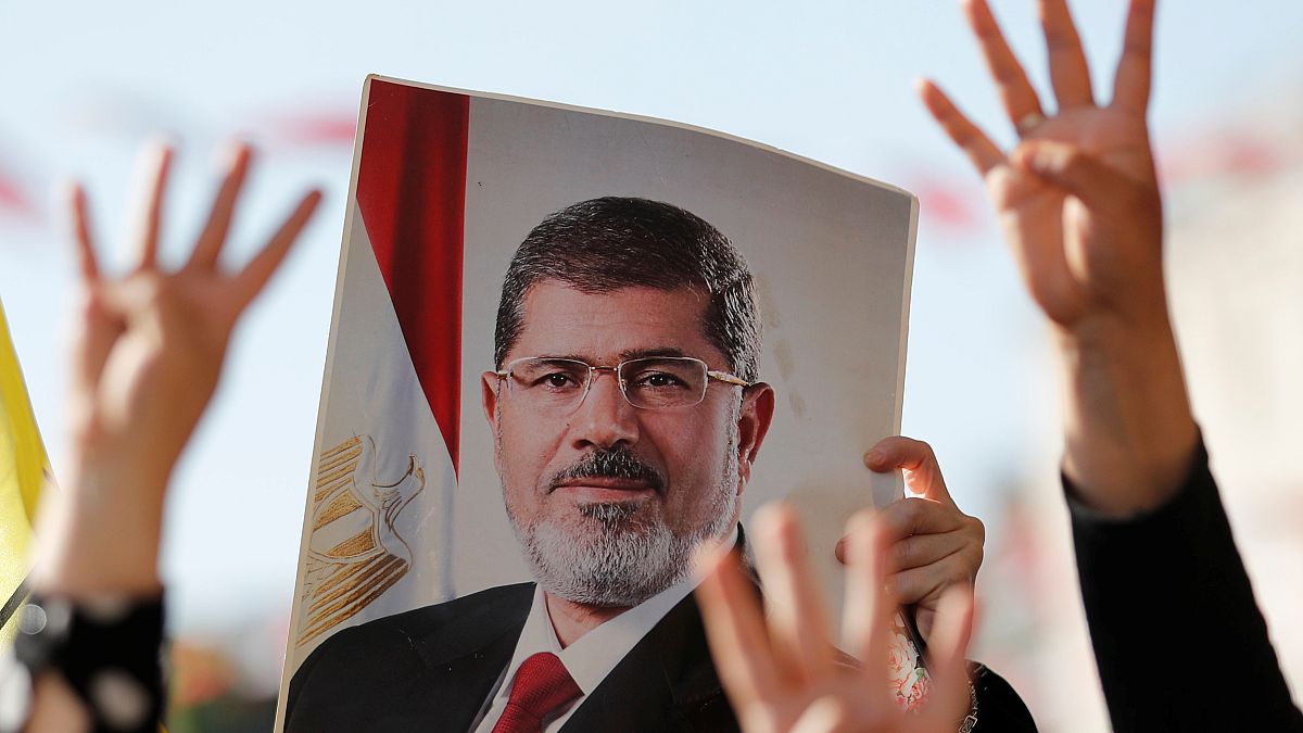 مناصرون يحملون صورة الرئيس الراحل محمد مرسي