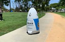 شرطي آلي لمكافحة الجريمة يجوب إحدى حدائق كاليفورنيا