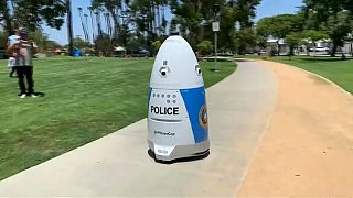 شرطي آلي لمكافحة الجريمة يجوب إحدى حدائق كاليفورنيا