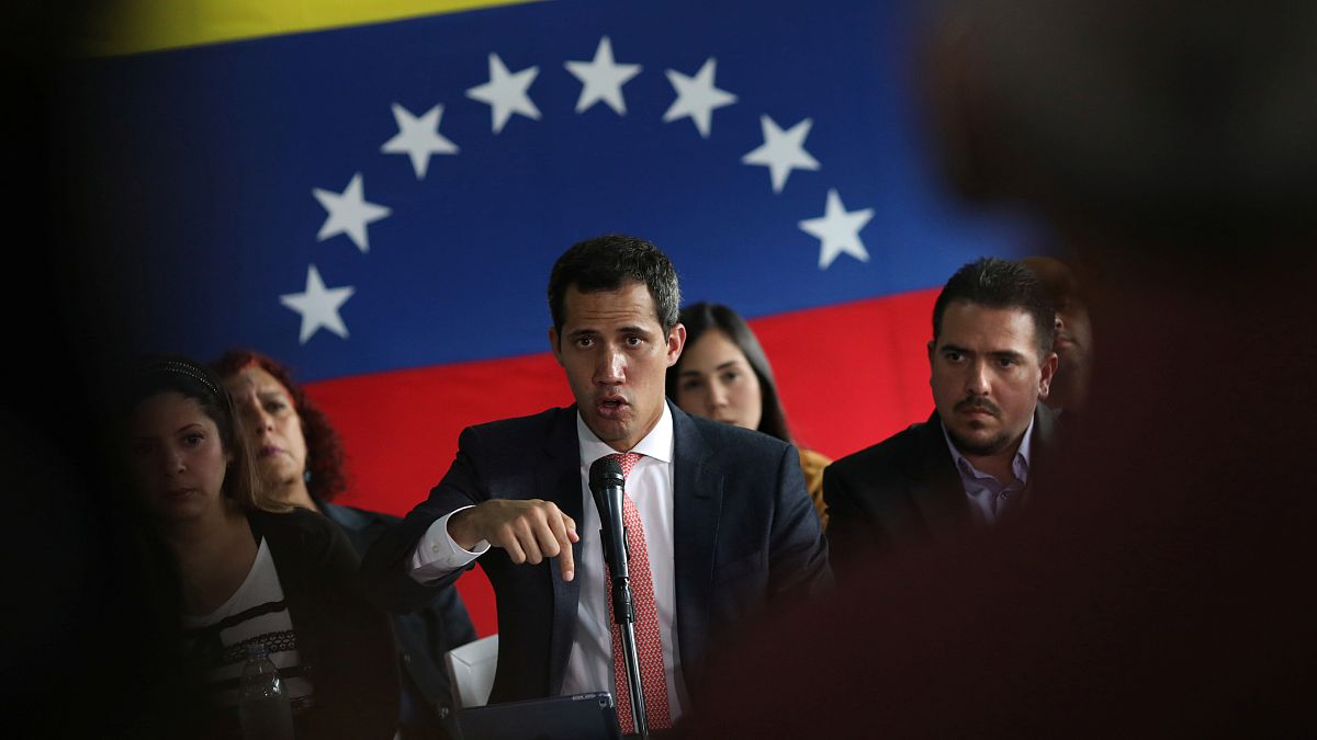 Dos colaboradores de Guaidó acusados de malversar fondos