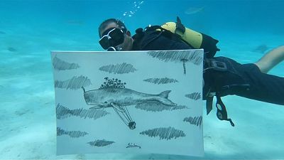 تلفیق هنر و ورزش؛ هنرمند کوبایی در هنگام غواصی نقاشی می‌کند