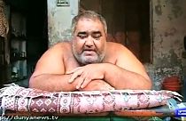 صورة من الفيديو - نقل الرجل الأكثر وزنا في باكستان