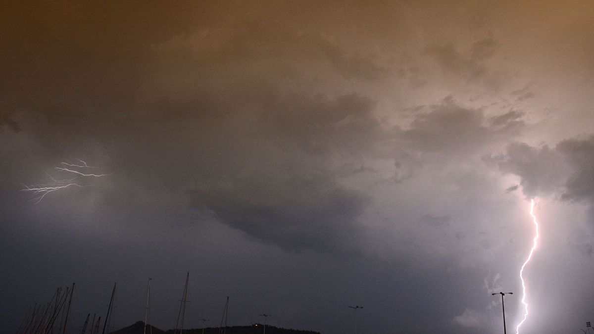 Κεραυνοί ανάμεσα από τα σύννεφα πάνω από την πόλη του Ναυπλίου κατά τη διάρκεια καταιγίδας στη πόλη, Σάββατο 13 Σεπτεμβρίου 2014.  ΑΠΕ-ΜΠΕ /ΑΠΕ-ΜΠΕ/ΜΠΟΥΓΙΩΤΗΣ ΕΥΑΓΓΕΛΟΣ