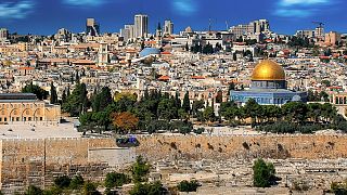 إسرائيلي يحلم بالسلام يرفع علم السعودية في القدس .. ما القصة؟