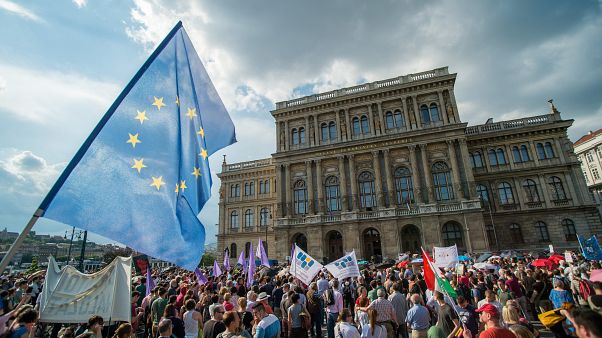 Tüntetés a Magyar Tudományos Akadémia előtt 2019. június 2-án Tüntetés a Magyar Tudományos Akadémia előtt 2019. június 2-án