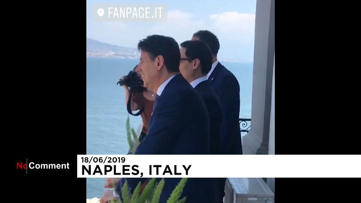 شاهد: من فرط حماسه لمقابلة رئيس الوزراء الإيطالي خرج بملابسه الداخلية