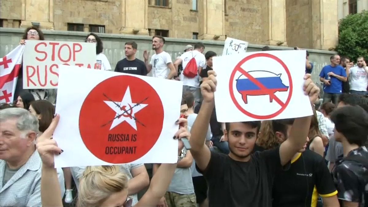 آلاف الجورجيين يحاولون اقتحام البرلمان احتجاجا على زيارة وفد روسي ويطالبون الحكومة بالاستقالة