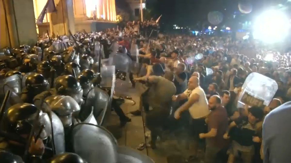  درگیری پلیس با معترضان در گرجستان ۲۴۰ زخمی برجای گذاشت