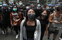 Des manifestants devant le quartier général de la police