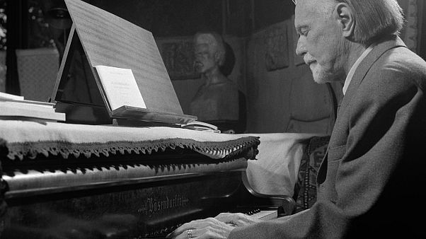 Kodály Zoltán otthonában zongorázik 1962 szeptemberében Kodály Zoltán otthonában zongorázik 1962 szeptemberében