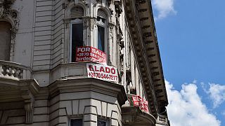 Eladó lakást hirdető feliratok a Kossuth Lajos és a Városház utca saroképületén