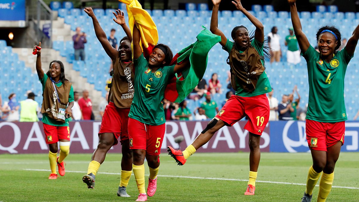Cameroon beat New Zealand 2-1 with injury time goal