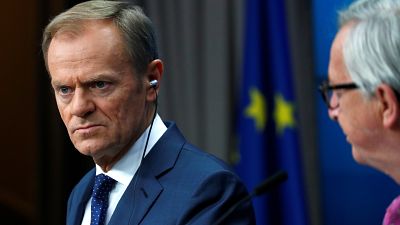 Cimeira: UE deixa avisos e adia decisões
