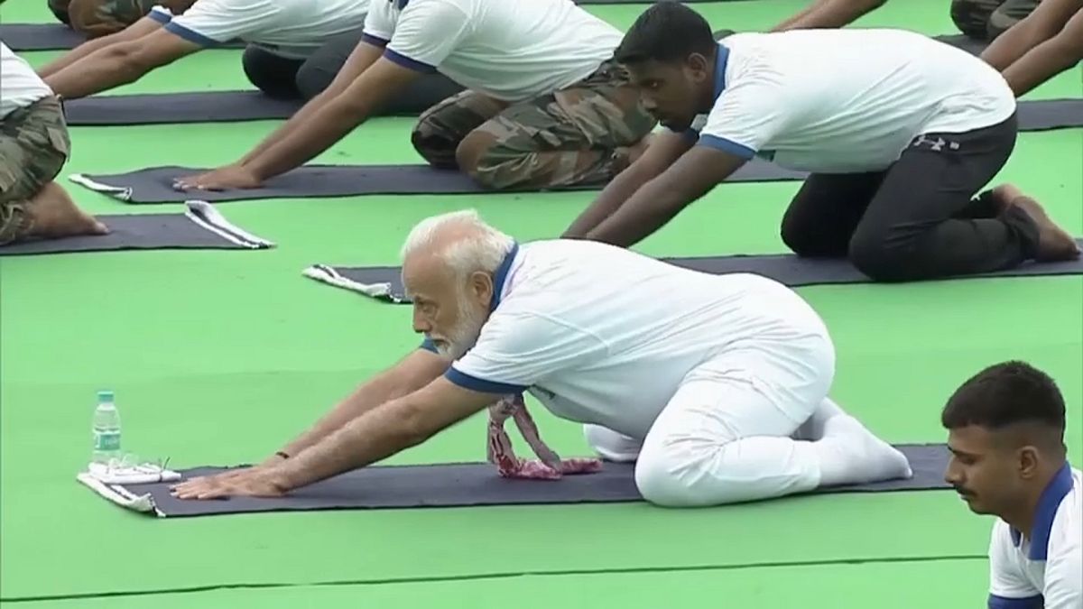 شاهد: رئيس الوزراء الهندي يظهر قدراته على ممارسة اليوغا 