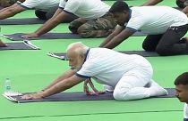 شاهد: رئيس الوزراء الهندي يظهر قدراته على ممارسة اليوغا 