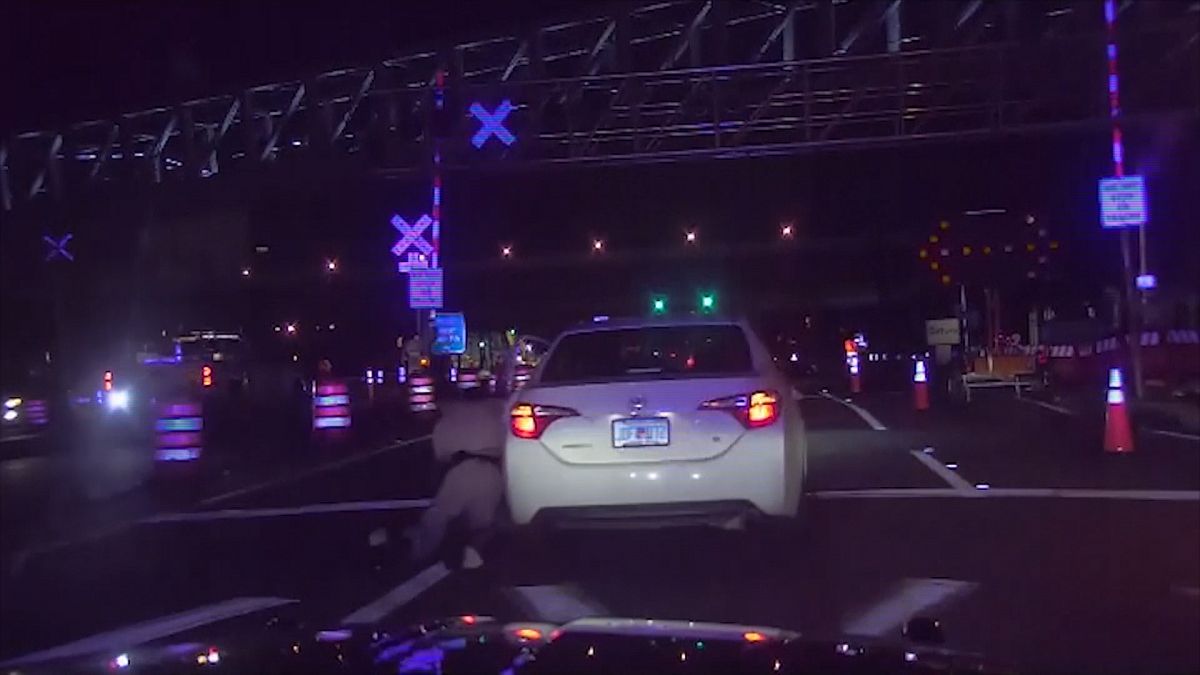 100 футов по асфальту: в Орландо автомобиль протащил полицейского 