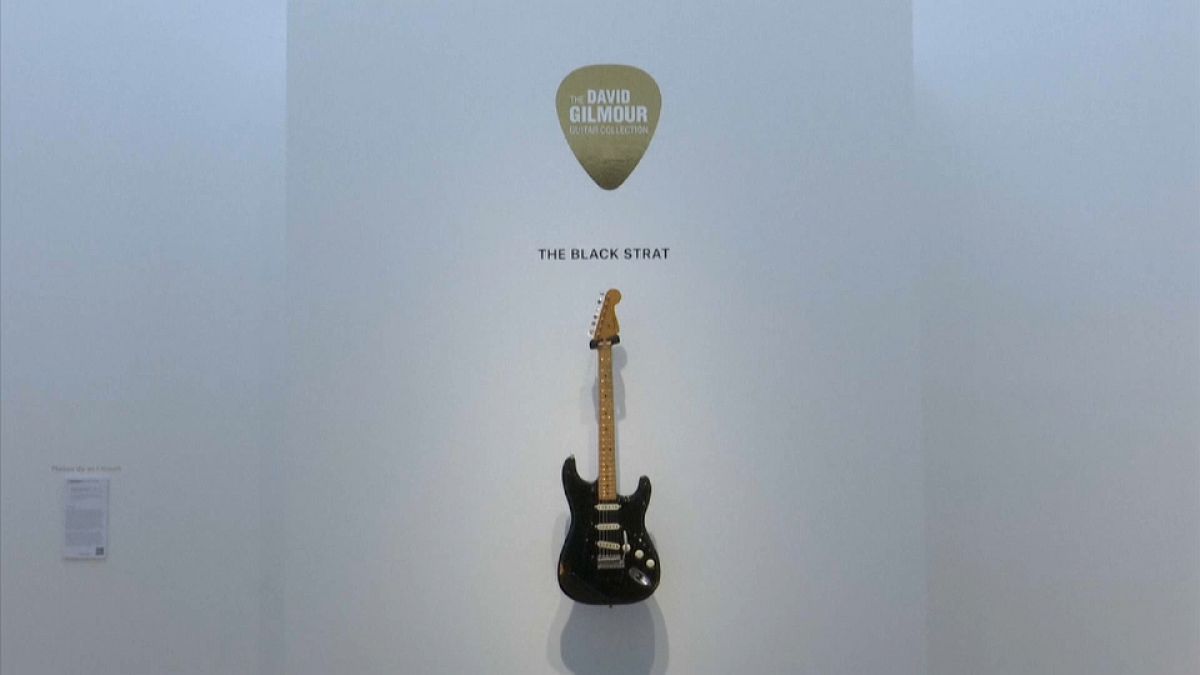 Pink Floyd'un solisti David Gilmour'un gitarı 23 milyon TL'ye satılarak rekor kırdı
