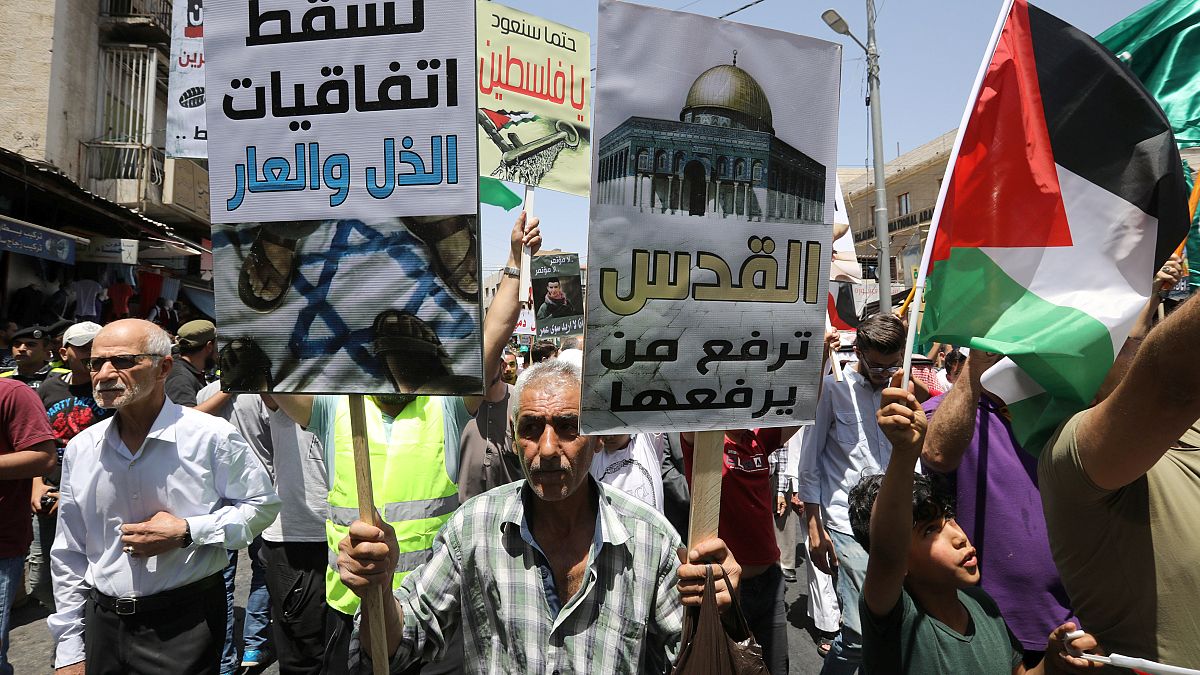 محتجون أردنيون يرردون هتافات في مسيرة في العاصمة عمان للاحتجاج على خطة واشنطن للسلام يوم الجمعة