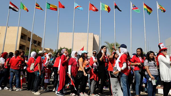 مشجعات بانتظار دخول استاد القاهرة مشجعات بانتظار دخول استاد القاهرة