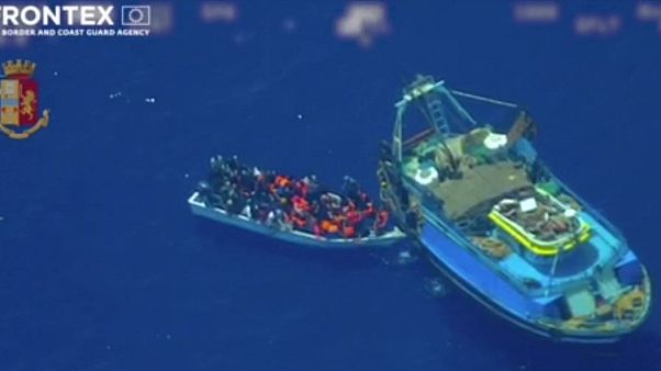 Migranti: polizia italiana svela il sistema della "nave madre" Migranti: polizia italiana svela il sistema della "nave madre"