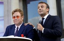 Emmanuel Macron et Elton John main dans la main contre le sida