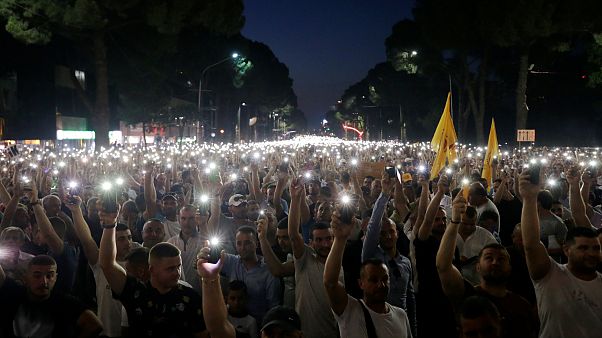Arnavutluk'ta binlerce muhalif, başbakanlık ofisi önünde hükümeti protesto etti Arnavutluk'ta binlerce muhalif, başbakanlık ofisi önünde hükümeti protesto etti