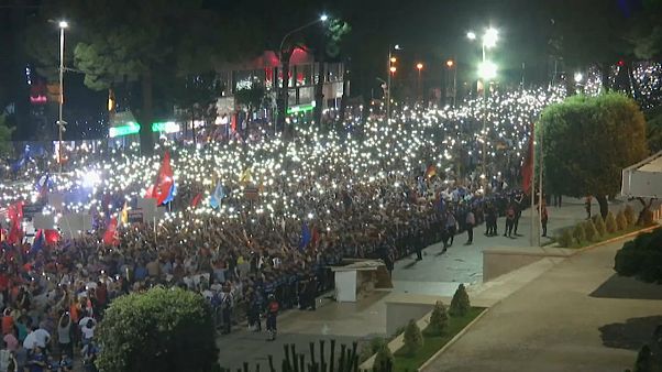 En Albanie, les manifestants réclament toujours la démission du premier ministre Edi Rama En Albanie, les manifestants réclament toujours la démission du premier ministre Edi Rama