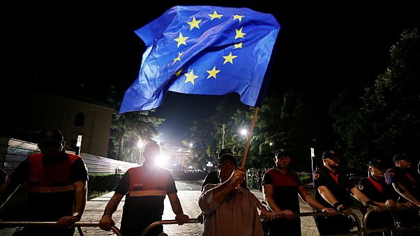Ellenzéki tüntető Tiranában Ellenzéki tüntető Tiranában