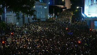 Manifestación en Hong Kong ante la sede policial