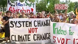 Több ezer fős klímatüntetés a jücheni lignitbánya mellett