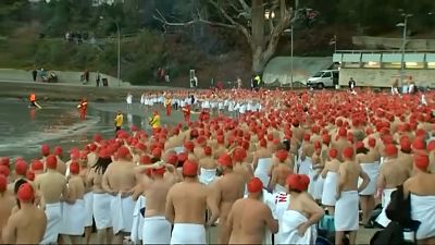 Avustralya'da geleneksel çıplak yüzme festivaline 2 bin kişi katıldı