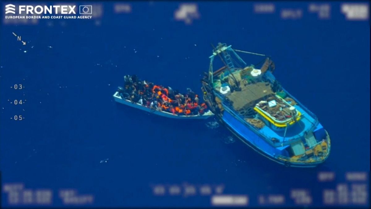 Images de Frontex : le bateau de pêche et la petite embarcation au large de Lampedusa