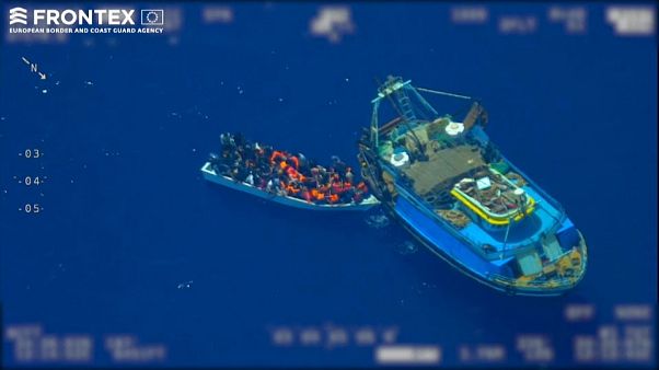 Images de Frontex : le bateau de pêche et la petite embarcation au large de Lampedusa Images de Frontex : le bateau de pêche et la petite embarcation au large de Lampedusa