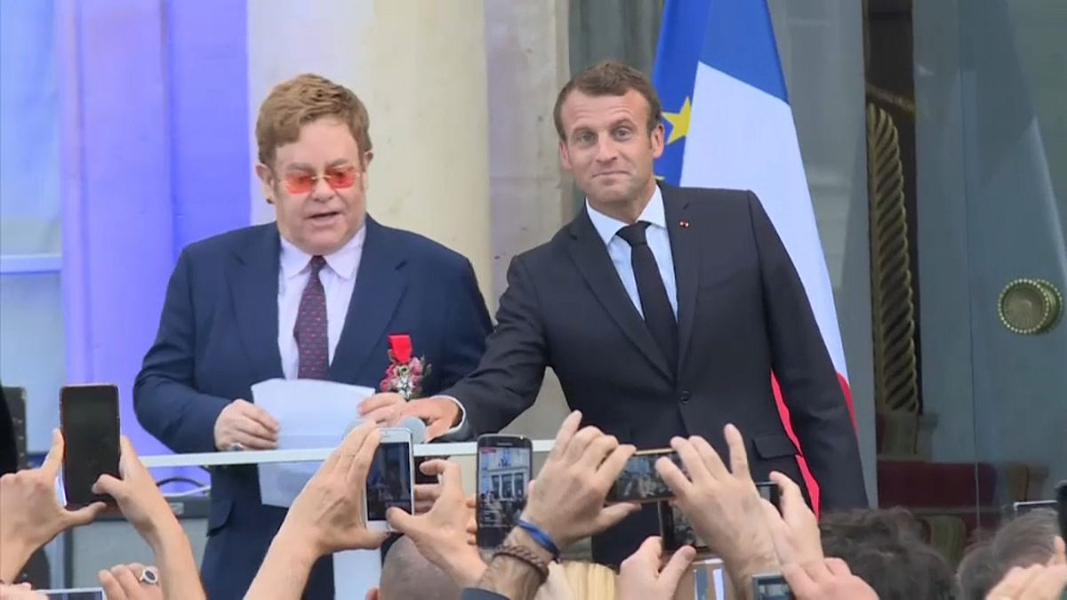 الرئيس الفرنسي إيمانويل ماكرون والنجم إلتون جون