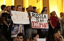 Protestocular "Rusya bir işgalci" yazan pankartlar taşıdı