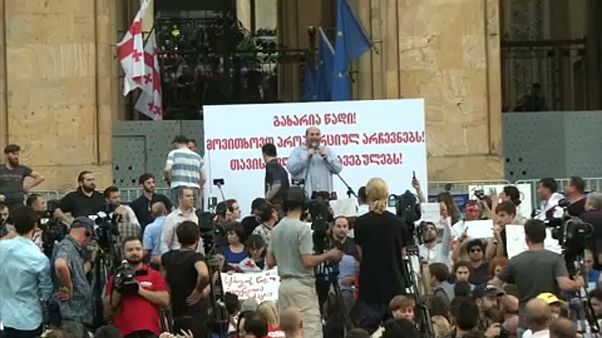 Miles de georgianos protestan contra Rusia por tercer día consecutivo Miles de georgianos protestan contra Rusia por tercer día consecutivo