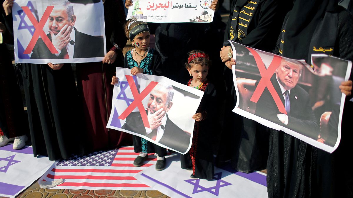 فلسطينيون يتظاهرون رفضا لخطة إدارة ترامب للسلام في الشرق الأوسط 