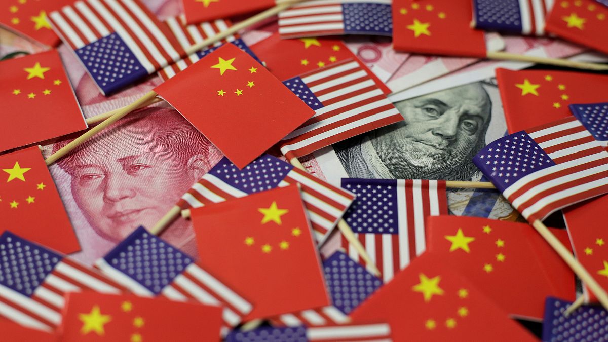 أعلام صغيرة للولايات المتحدة الأمريكية والصين